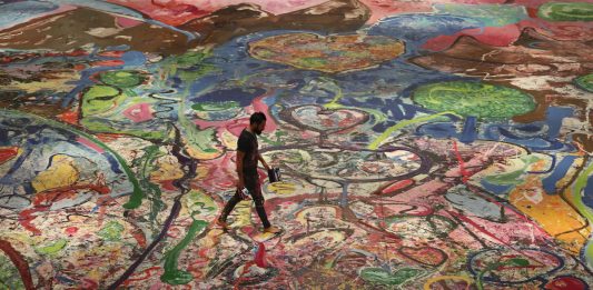 Record: la tela più grande al mondo è stata venduta per 62 milioni Sacha Jafri record