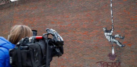 Banksy imbrattato: coperta l’opera sul carcere di Reading e si riaccende una faida banksy reading imbrattato