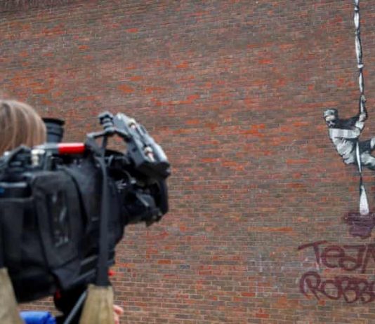 Banksy imbrattato: coperta l’opera sul carcere di Reading e si riaccende una faida banksy reading imbrattato