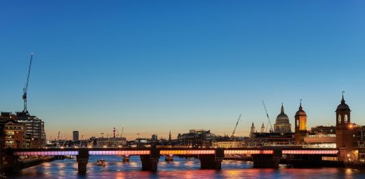 Illuminated River: sui ponti del Tamigi, l’opera d’arte pubblica più estesa al mondo illuminated river tamigi leo villareal