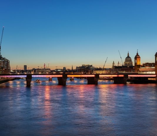 Illuminated River: sui ponti del Tamigi, l’opera d’arte pubblica più estesa al mondo illuminated river tamigi leo villareal