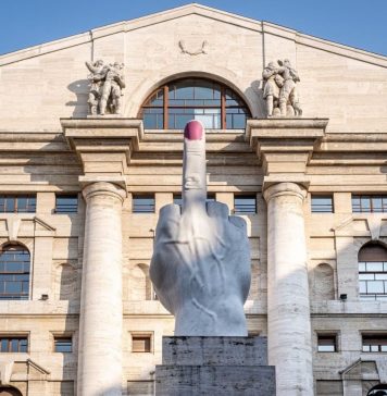 Il Dito di Cattelan si tinge di rosa, con lo smalto di Ivan Tresoldi