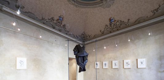 L’esistenza enciclopedica dell’abito, nel libro d’artista di Sissi: Abitolario