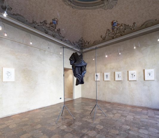 L’esistenza enciclopedica dell’abito, nel libro d’artista di Sissi: Abitolario