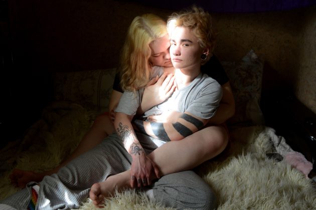 Ritratti, 1° premio The Transition: Ignat © Oleg Ponomarev, Russia Ignat, un uomo transgender, con la sua fidanzata Maria a San Pietroburgo, Russia, il 23 aprile 2020.