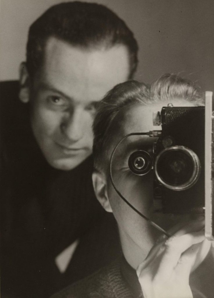 Maurice Tabard, Untitled (Self-Portrait with Roger Parry), c. 1936, Stampa alla gelatina ai sali d’argento, 23.5 x 16.8 cm The Museum of Modern Art, New York, Thomas Walther Collection. Gift of Thomas Walther Digital Image © 2021 The Museum of Modern Art, New York/Scala, Florence