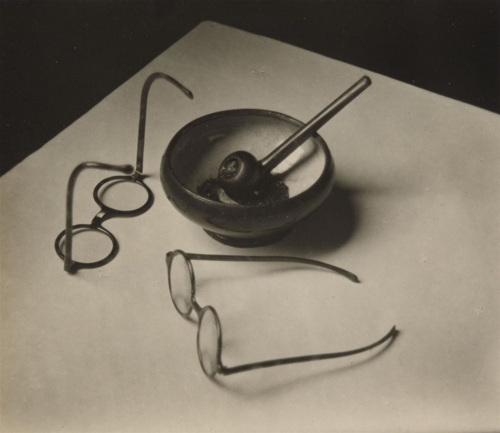 André Kertész, Mondrian's Glasses and Pipe, 1926, stampa alla gelatina ai sali d'argento, 7.9 x 9.3 cm, The Museum of Modern Art, New York, Thomas Walther Collection, fondo Grace M. Mayer © André Kertész, immagine digitale © 2021 The Museum of Modern Art, New York/Scala, Florence