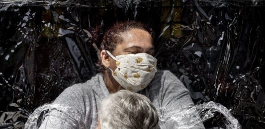 I vincitori del World Press Photo 2021 The First Embrace © Mads Nissen, Danimarca, Politiken/Panos Pictures World Press Photo