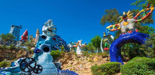 Capalbio celebra Niki de Saint Phalle e il suo Giardino dei Tarocchi con una mostra
