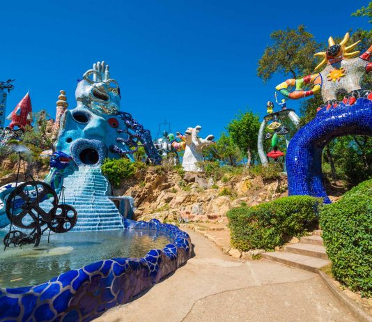 Capalbio celebra Niki de Saint Phalle e il suo Giardino dei Tarocchi con una mostra