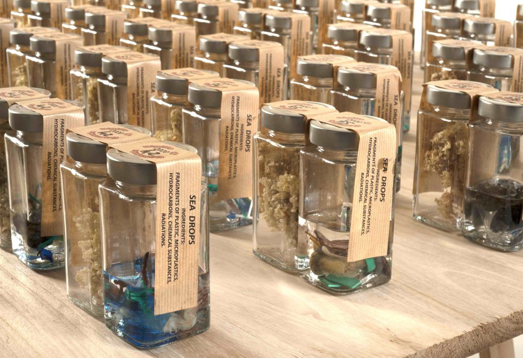 ACQUE SPORCHE, Tecnica mista su legno, vasetti vetro, residui inquinanti, schiuse di ovature marine, resina. 250x250 cm. Anno 2020 (3)