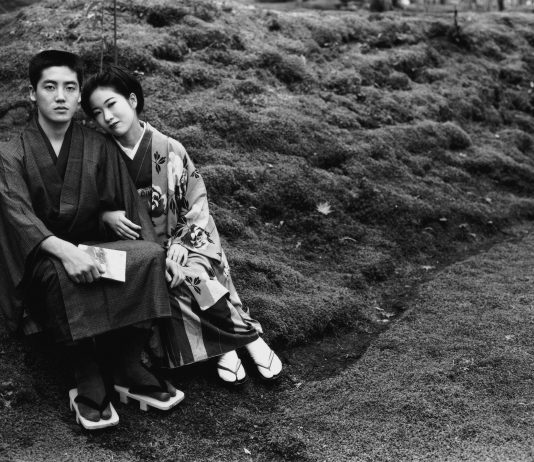 Nobuyoshi Araki arriva a Catania con 1000 polaroid Nobuyoshi Araki, KARUIZAWA SUICIDE, 1996 B/W print 32.9 x 48.3 cm courtesy Artspace AM, Tokyo