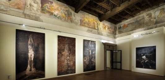 ‘Sfregi’, la prima antologica di Nicola Samorì, con 80 opere a Palazzo Fava. Le foto