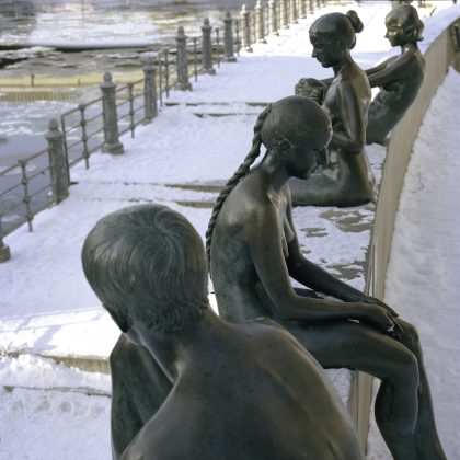 Drei Mädchen und ein Knabe“ (Wilfried Fitzenreiter1988) Berlin, 2021 C-Print, Edition of 5