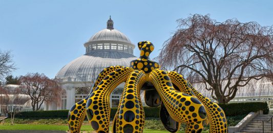 La grande mostra di Yayoi Kusama all’Orto Botanico di New York “Dancing Pumpkin” (2020), view at the New York Botanical Garden, urethane paint on bronze, 196 7/8 x 116 7/8 x 117 ¼ inches. Collection of the artist, courtesy of Ota Fine Arts and David Zwirner