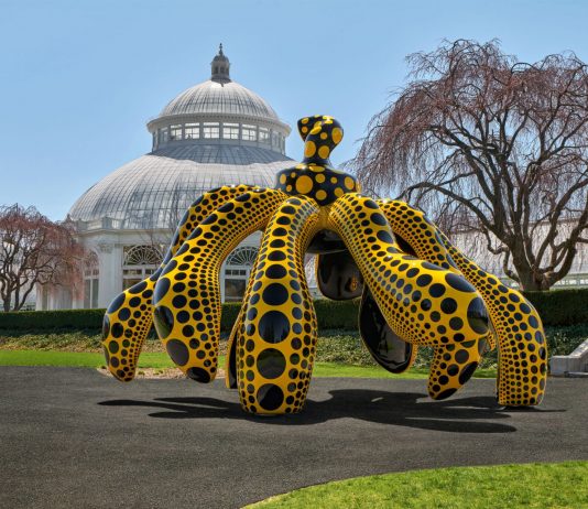 La grande mostra di Yayoi Kusama all’Orto Botanico di New York “Dancing Pumpkin” (2020), view at the New York Botanical Garden, urethane paint on bronze, 196 7/8 x 116 7/8 x 117 ¼ inches. Collection of the artist, courtesy of Ota Fine Arts and David Zwirner