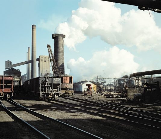 Il fascino delle città industriali in declino nelle fotografie di Stephen Shore 28 ottobre 1977, Campbell, Ohio. © Stephen Shore/Mack