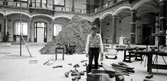 100 anni di Joseph Beuys: tre progetti per ricordare l’artista sciamano Photo: Jochen Littkemann, Joseph Beuys in der Ausstellung "Zeitgeist", Martin-Gropius-Bau, 1982 © Jochen Littkemann