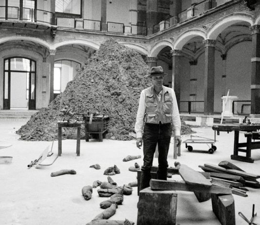 100 anni di Joseph Beuys: tre progetti per ricordare l’artista sciamano Photo: Jochen Littkemann, Joseph Beuys in der Ausstellung "Zeitgeist", Martin-Gropius-Bau, 1982 © Jochen Littkemann