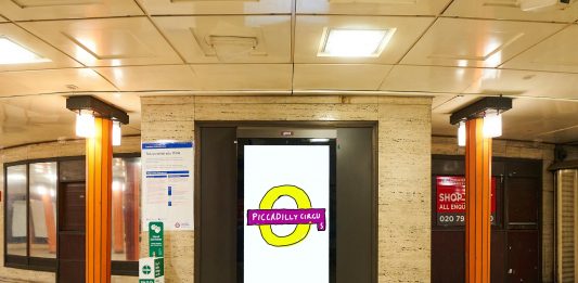 David Hockney e il roundel della metro di Londra: l’internet non approva