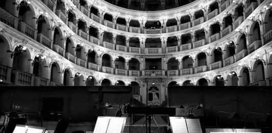 “Oltre il sipario”: a Bologna, la nuova mostra fotografica di Nino Migliori nino migliori bologna