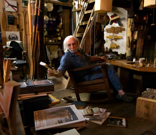 Addio a Richard Nonas: scompare a 85 anni l’artista che amava l’antropologia Richard Nonas, installation view, 2016, Art Institute of Chicago