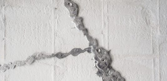 Tra le crepe: a Bologna, l’Appartamento riapre con un’opera site specific marameo l'appartamento