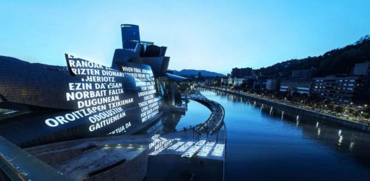 La nuova installazione di Jenny Holzer per la facciata del Guggenheim di Bilbao Holzer