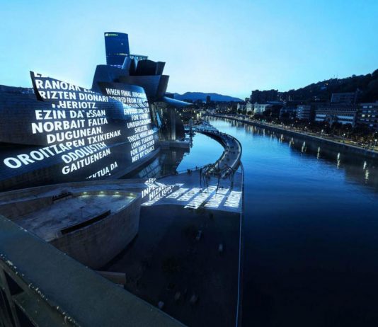La nuova installazione di Jenny Holzer per la facciata del Guggenheim di Bilbao Holzer