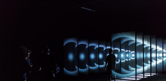 Con “1M Sotto la Metro”, le stazioni di Roma diventano gallerie d’arte digitale metro arte roma