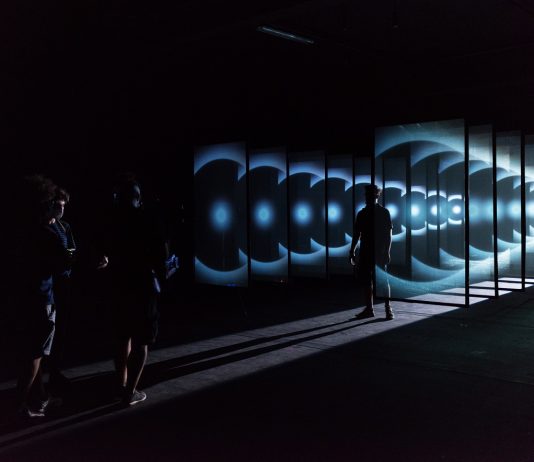 Con “1M Sotto la Metro”, le stazioni di Roma diventano gallerie d’arte digitale metro arte roma