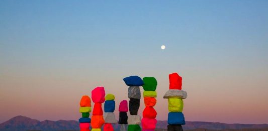 Land Art nel deserto: il restauro di Seven Magic Mountains di Ugo Rondinone magic mountains ugo rondinone