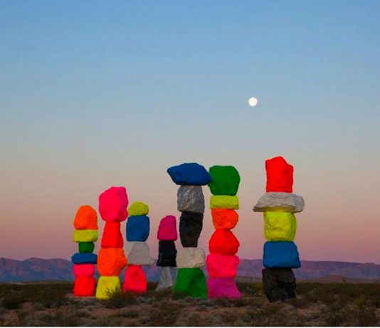Land Art nel deserto: il restauro di Seven Magic Mountains di Ugo Rondinone magic mountains ugo rondinone
