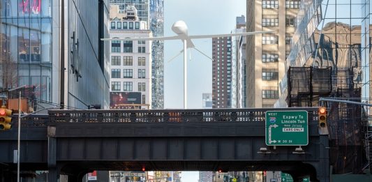 Il drone di Sam Durant sulla High Line di New York, per svegliare le coscienze