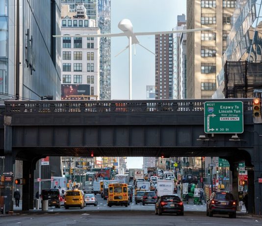 Il drone di Sam Durant sulla High Line di New York, per svegliare le coscienze