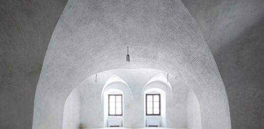 ‘A Line Made by Walking’: in 4 castelli della Val di Non le opere di Long, Fulton, Griffin e Girardi