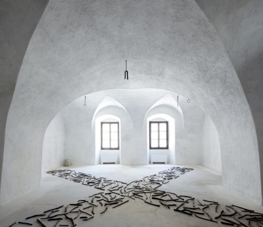 ‘A Line Made by Walking’: in 4 castelli della Val di Non le opere di Long, Fulton, Griffin e Girardi