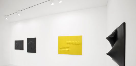 La piega astratta di Bonalumi e De Alexandris, alla 10 A.M. ART di Milano