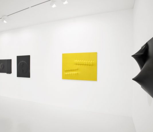 La piega astratta di Bonalumi e De Alexandris, alla 10 A.M. ART di Milano