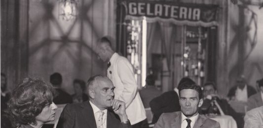 Omaggio a Pasolini. In anteprima a Roma la performance di Tilda Swinton e Olivier Saillard Agenzia Dufoto Pasolini Alberto Moravia ed Elsa Morante a Roma nel 1962_Courtesy Collezione Giuseppe Garrera