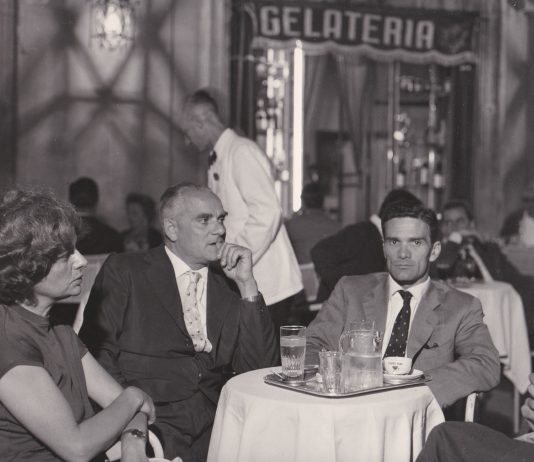 Omaggio a Pasolini. In anteprima a Roma la performance di Tilda Swinton e Olivier Saillard Agenzia Dufoto Pasolini Alberto Moravia ed Elsa Morante a Roma nel 1962_Courtesy Collezione Giuseppe Garrera