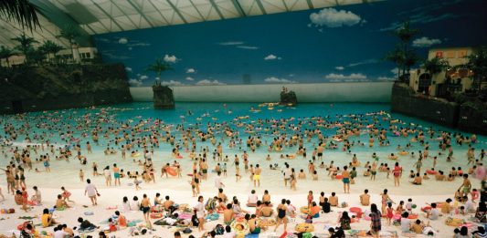 Ritorno in spiaggia. Gli scatti di Martin Parr in mostra online