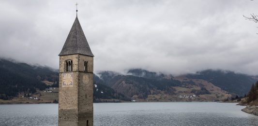 Dopo 70 anni riemerge dalle acque il paese di Curon: le foto