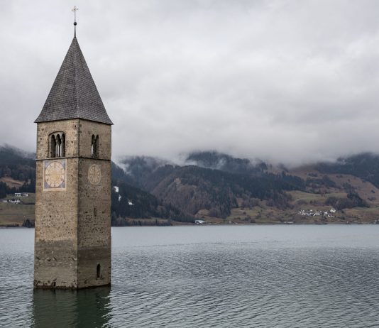 Dopo 70 anni riemerge dalle acque il paese di Curon: le foto