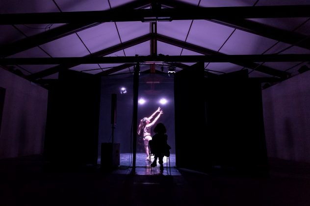 Il danzatore Joel Walsham nella sua performance Re del nulla_