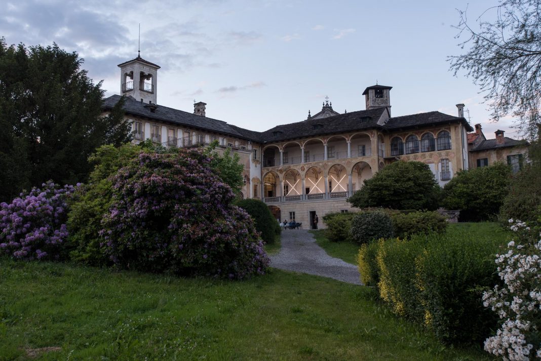 Sergio Limonta, XXX, 2021, Lampade tubolari led, filo d'acciaio, metallo zincato, impianto elettrico, foto di Francesco Lillo