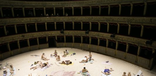 Sun&Sea. Una spiaggia al Teatro Argentina di Roma per l’opera-performance vincitrice della Biennale di Venezia