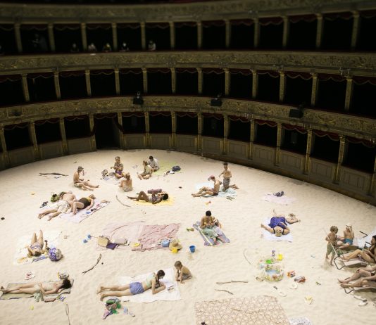 Sun&Sea. Una spiaggia al Teatro Argentina di Roma per l’opera-performance vincitrice della Biennale di Venezia