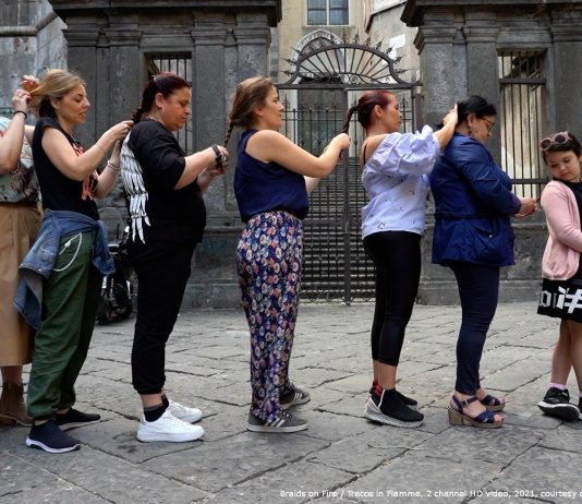 Le voci delle donne, oltre il tempo: a Napoli, la videoinstallazione di Anna Witt