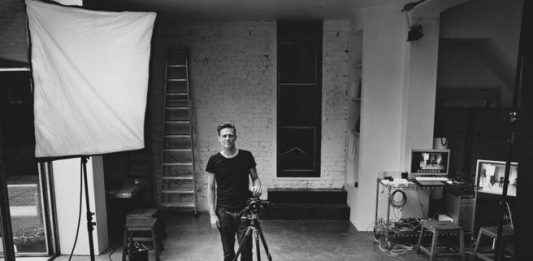 Bryan Adams sarà il fotografo del Calendario Pirelli 2022